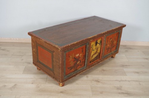 18th century wedding chest in painted fir wood - Furniture Style 