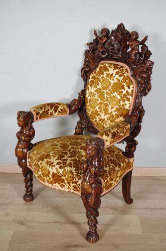 XIXe siècle - Paire de fauteuils d'apparat en noyer sculpté vers 1880