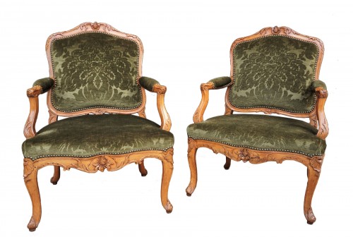 Pair of Louis XV beechwood armchairs "à la Reine"