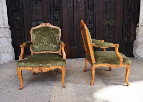 XVIIIe siècle - Paire de fauteuils à la Reine en hêtre époque Louis XV