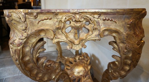 XVIIIe siècle - Console Louis XV à quatre pieds en bois doré