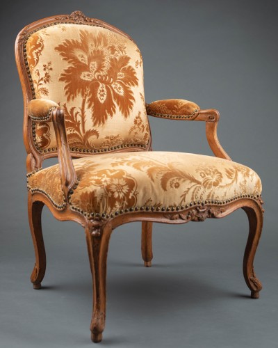 XVIIIe siècle - Paire de fauteuils Louis XV en hêtre estampillé Gourdin
