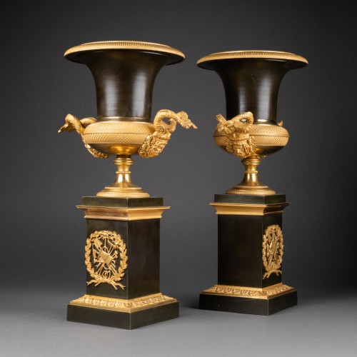 Pair of Medici vases in patinated and gilt bronze Empire period - Decorative Objects Style Empire