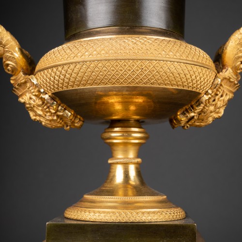 Paire de vases Médicis en bronze patiné et doré Epoque Empire - Empire