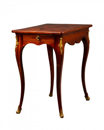 Table de salon Louis XV en placage de satiné