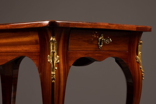 Louis XV salon table in satine veneer - Furniture Style Louis XV