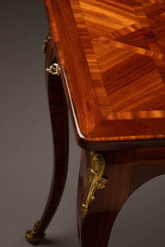 Louis XV salon table in satine veneer - Louis XV