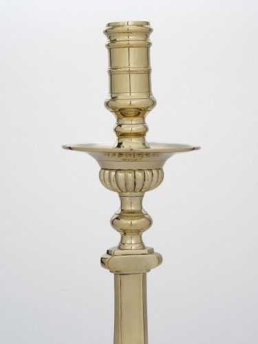XVIIe siècle - Paire de grands chandeliers en bronze Epoque Louis XIII