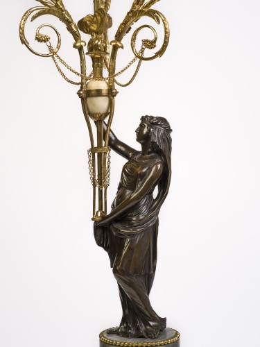 Louis XVI - Paire de candélabres Louis XVI en bronze patiné et doré