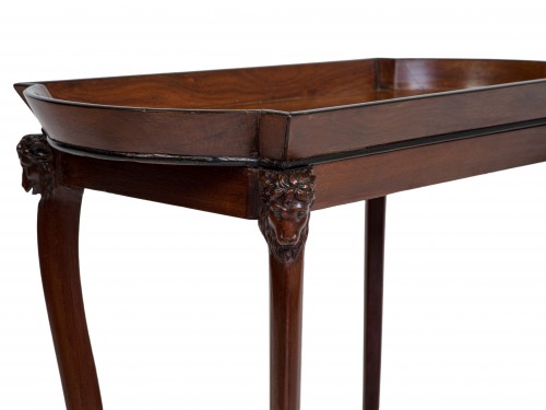 XVIIIe siècle - Table en acajou à têtes de bélier fin XVIIIe siècle