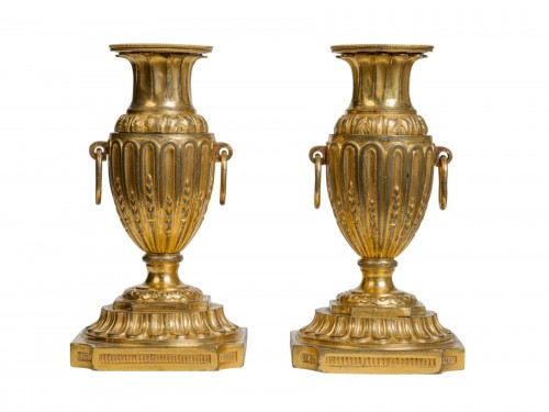 Paire de bougeoirs de poing en bronze doré  époque Louis XVI