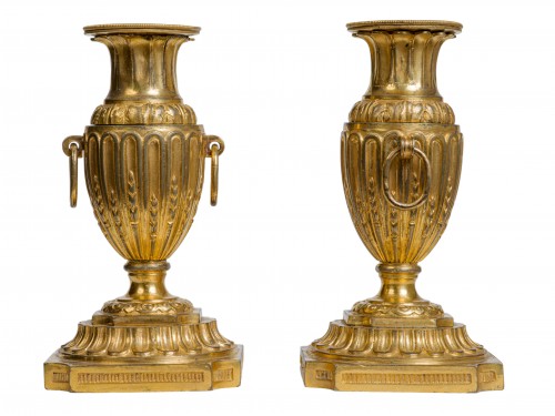 Paire de bougeoirs de poing en bronze doré  époque Louis XVI - Luminaires Style Louis XVI