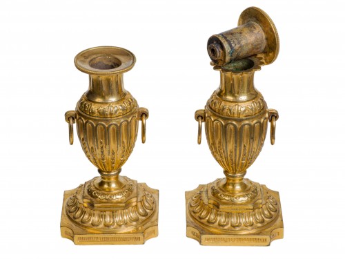Luminaires Bougeoirs et Chandeliers - Paire de bougeoirs de poing en bronze doré  époque Louis XVI