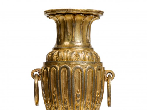 Antiquités - Paire de bougeoirs de poing en bronze doré  époque Louis XVI