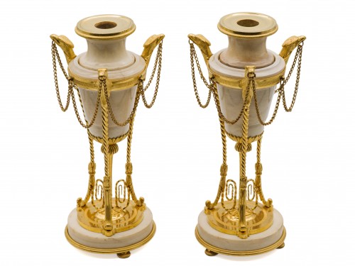 Luminaires Bougeoirs et Chandeliers - Paire de cassolettes formant bougeoirs Epoque Louis XVI