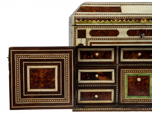 Antiquités - Cabinet indo-portugais du XVIIe siècle