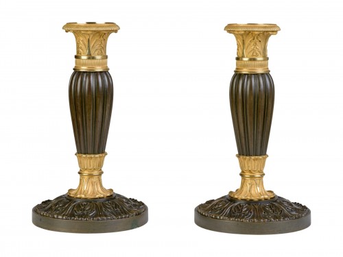 Paire de bougeoirs en bronze patiné et doré, époque Restauration