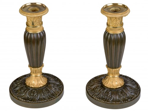 Paire de bougeoirs en bronze patiné et doré, époque Restauration - Luminaires Style Restauration - Charles X