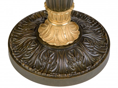 Antiquités - Paire de bougeoirs en bronze patiné et doré, époque Restauration