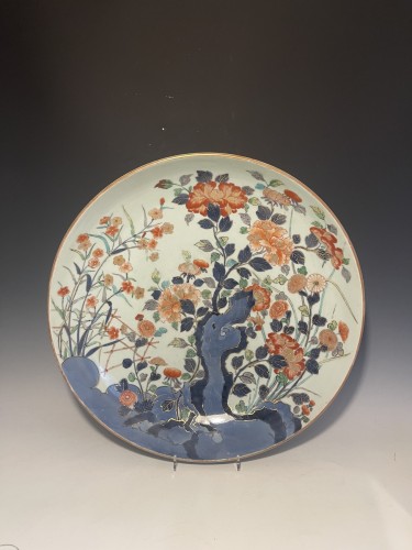 Plat en porcelaine du japon vers 1700-1720 - Asian Works of Art Style 