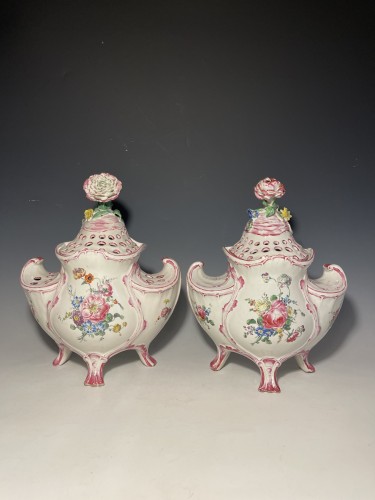 Two Marseille faience flower holders, 18th century - Porcelain & Faience Style 