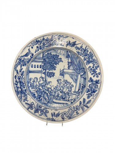Grand plat en faïence de Nevers, 17e siècle.