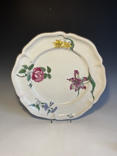 Plat en faïence de Strasbourg, atelier de J. Hannong, 18e siècle - Céramiques, Porcelaines Style 
