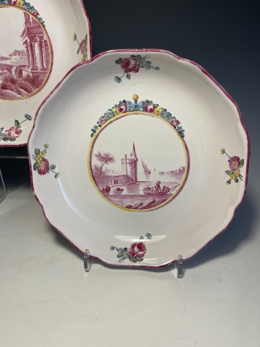Porcelain & Faience  - Pair of deep dishes  in Marseille faience,18th century