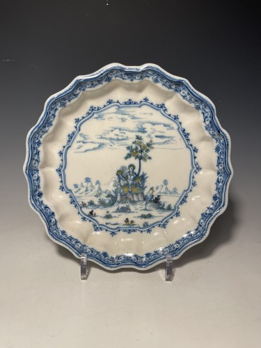 Moustiers faience dish, Clérissy workshop, 18th century - Porcelain & Faience Style 