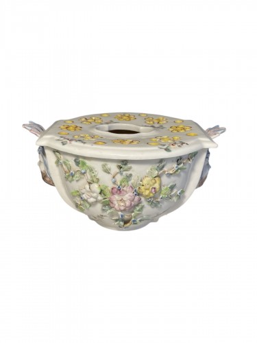 Bouquetière en porcelaine tendre de Sceaux, 18e siècle