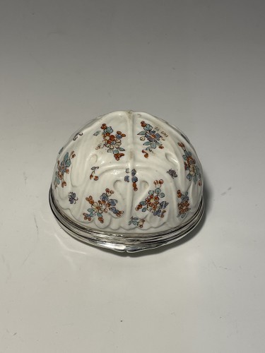 Chantilly porcelain snuff box, 18th century - Porcelain & Faience Style 