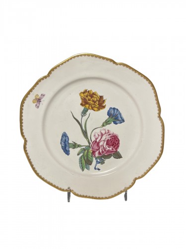 Assiette en faience de Strasbourg, décor par Loewenfinck, 18e siècle.