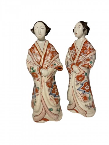Paire de statuettes de Bijin en porcelaine japonaise, vers 1700