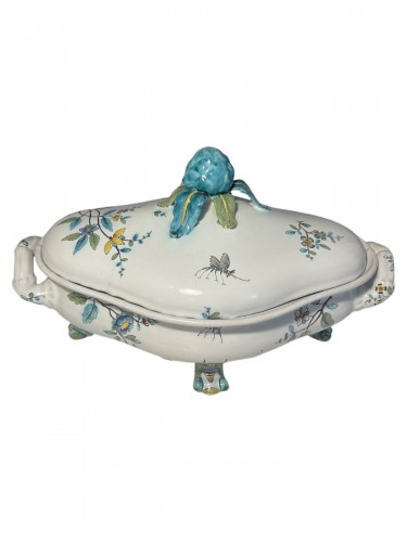 Strasbourg faience tureen, so-called mixed technique decoration, 18th cent.