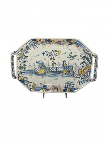 Bannette en faience de Rouen décor aux Chinois, 18e siècle