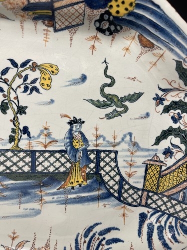 Bannette en faience de Rouen décor aux Chinois, 18e siècle - Céramiques, Porcelaines Style 