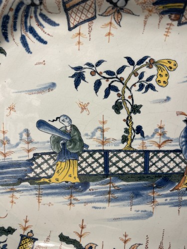 Céramiques, Porcelaines  - Bannette en faience de Rouen décor aux Chinois, 18e siècle