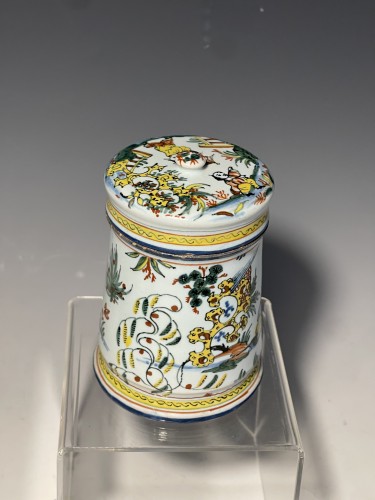 Pot couvert en faïence de Rouen, 18e siècle - Céramiques, Porcelaines Style 