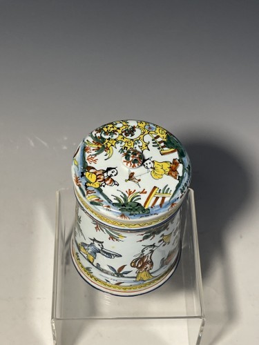 Céramiques, Porcelaines  - Pot couvert en faïence de Rouen, 18e siècle