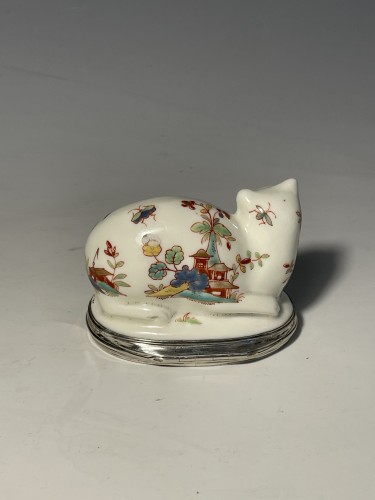 Saint-Cloud porcelain snuff-box, 18th century - Porcelain & Faience Style 