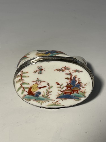 Porcelain & Faience  - Saint-Cloud porcelain snuff-box, 18th century