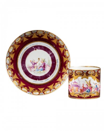 Sèvres, Gobelet litron et soucoupe à décor chinoiserie, vers 1781