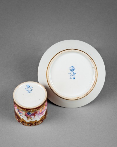 Sèvres, Gobelet litron and saucer with chinoiserie decoration, circa 1781 - Porcelain & Faience Style Louis XIV