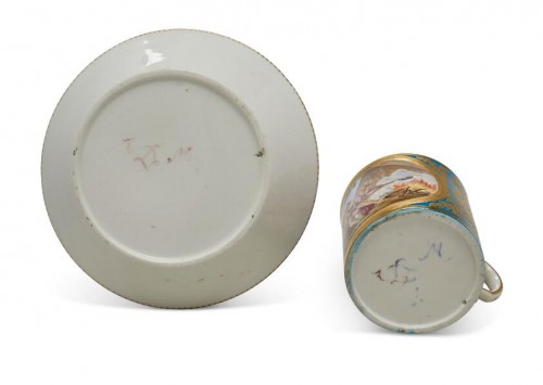 Céramiques, Porcelaines  - Gobelet litron et soucoupe en porcelaine de Sèvres à fond bleu céleste