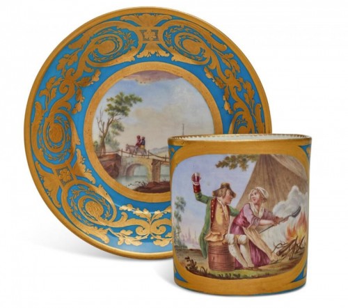 Gobelet litron et soucoupe en porcelaine de Sèvres à fond bleu céleste - CHtresor Art