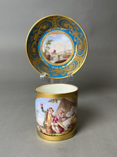 Antiquités - Gobelet litron et soucoupe en porcelaine de Sèvres à fond bleu céleste
