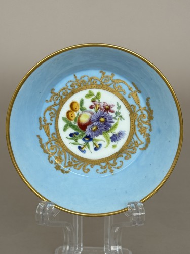 Antiquités - A Sèvres Soft-Paste Porcelain Beaker and Saucer