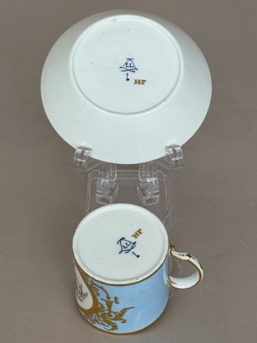 Antiquités - A Sèvres Soft-Paste Porcelain Beaker and Saucer