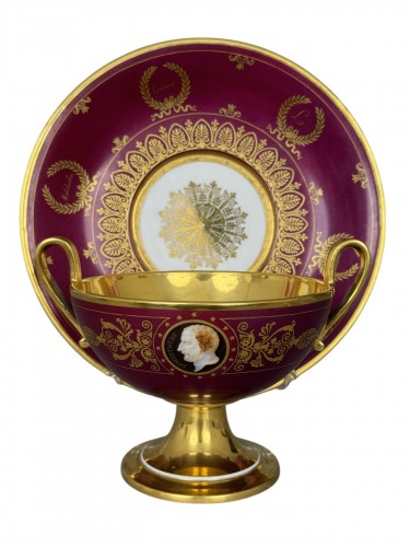 Sèvres – Rare coupe à deux anses en porcelaine à fond pourpre, 1824