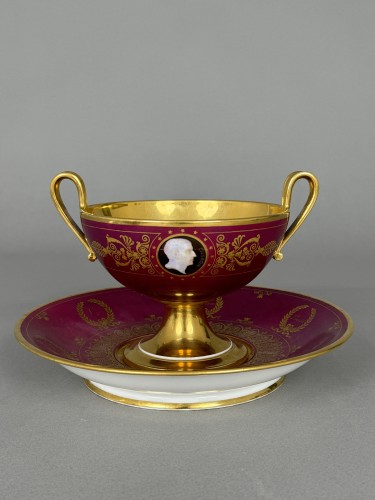 Sèvres – Rare coupe à deux anses en porcelaine à fond pourpre, 1824 - Céramiques, Porcelaines Style Restauration - Charles X